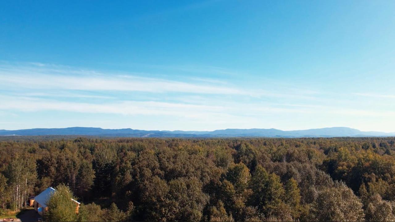Au Pied Des Monts-Valin, Hebergement Touristique Saint-Honore Bagian luar foto